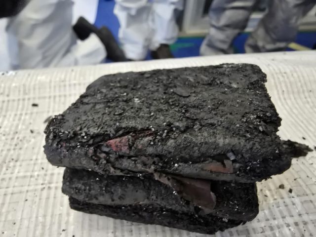 에어부산 사고기 바닥에서 발견된 보조배터리 잔해