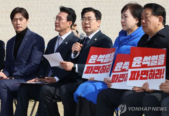 민주당 광화문 현장 최고위원회서 발언하는 박찬대 원내대표