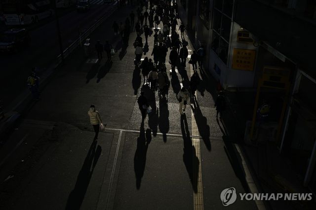 도쿄 거리 걷는 사람들