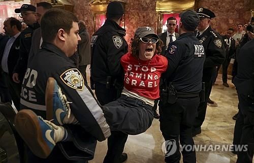 팔레스타인인 대학원생 석방 요구하다가 끌려나가는 유대인단체 회원