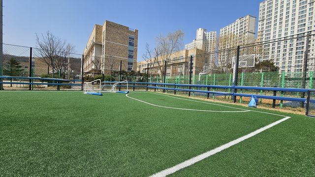 넘어져 있는 풋살장 축구 골대