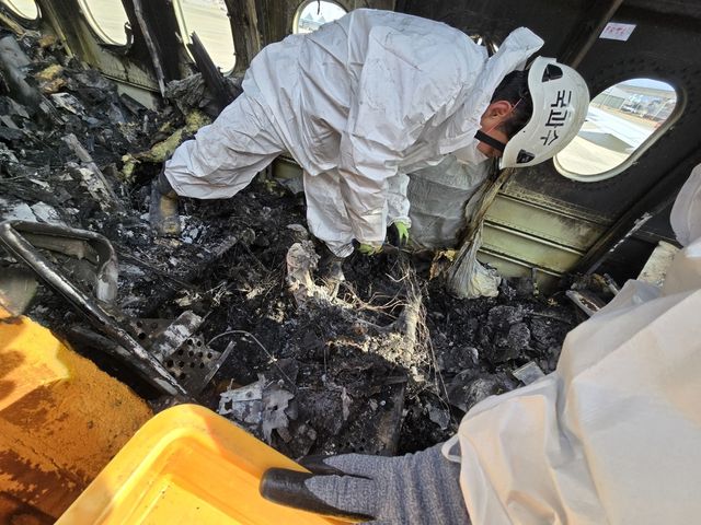 에어부산 사고기 현장 증거물 채증 모습