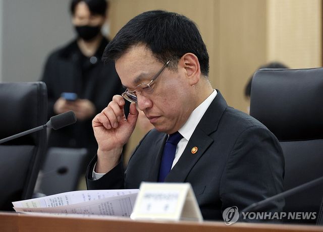 자료 보는 최 권한대행