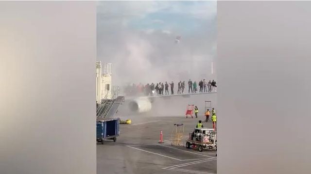 연기 휩싸인 비행기 날개 위에서 구조 기다리는 승객들