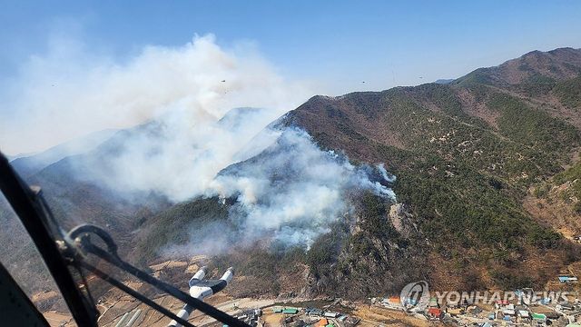 경북 청도서 산불…헬기 25대 투입 '진화 중'