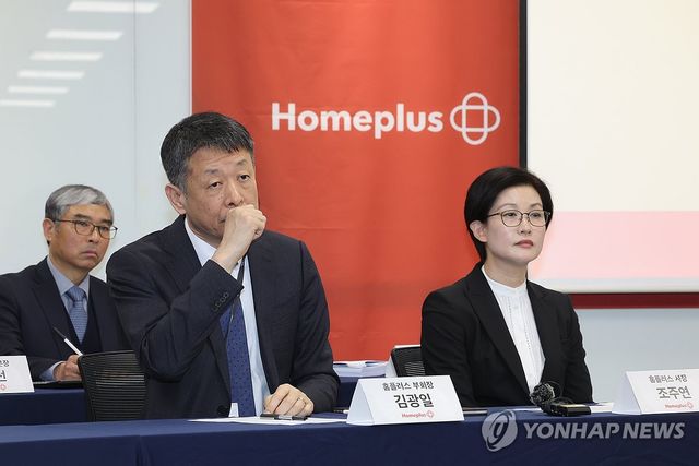 취재진 질문 경청하는 김광일-조주연