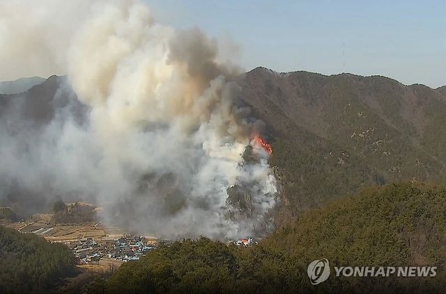 경북 청도서 산불…헬기 25대 투입 '진화 중'