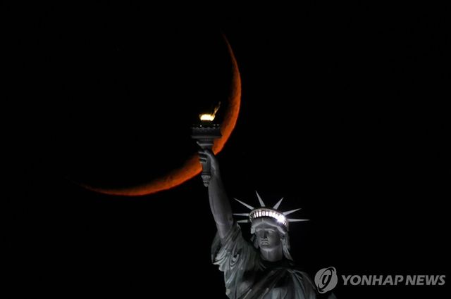 불켜진 자유의 여신상 