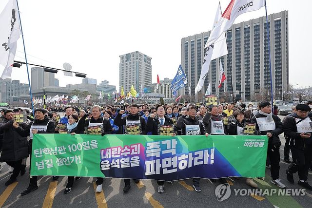시민단체 시국 선언 후 헌재로 행진하는 비상행동