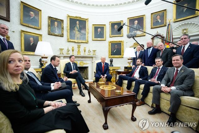 백악관 오벌 오피스 벽면이 역대 미국 대통령 초상화들로 가득 차 있는 모습. 