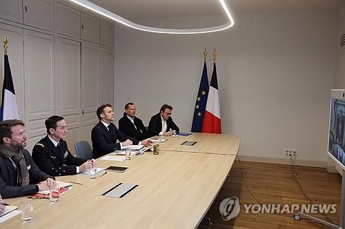 화상 정상회의에 참석 중인 마크롱 프랑스 대통령(가운데)