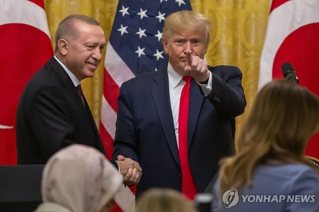 2019년 백악관 정상회담 당시 트럼프 미국 대통령(오른쪽)과 에르도안 튀르키예 대통령
