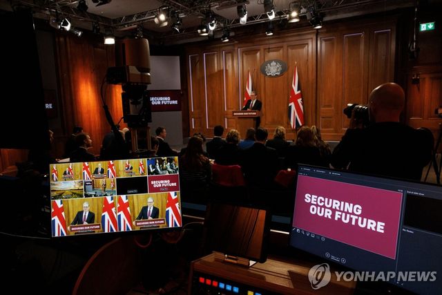 15일 의지의 연합 화상회의 후 기자회견 하는 스타머 총리