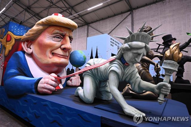 지난 2월 독일 쾰른 카니발에 등장한 트럼프와 '자유의 여신상' 풍자물