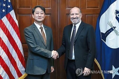 미 상무부 장관과 악수하는 안덕근 장관