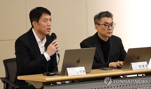 질문에 답하는 김석환 대표