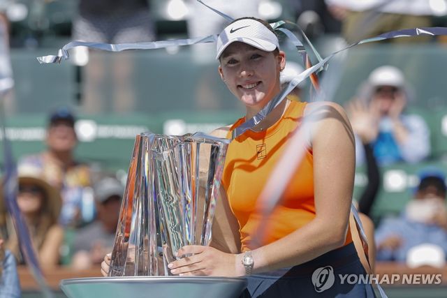 우승컵을 든 안드레예바