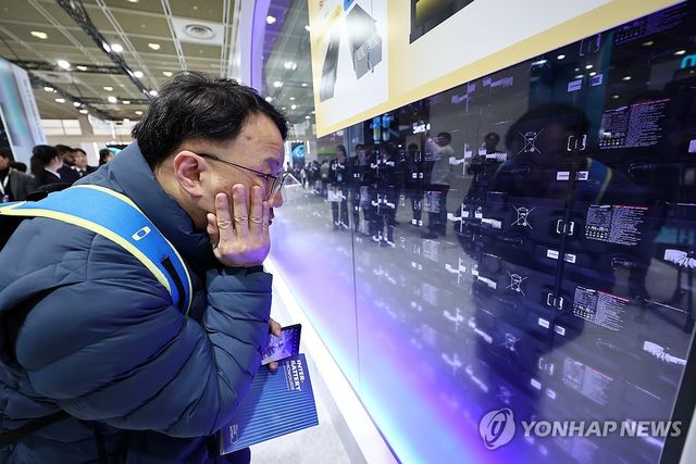 삼성SDI 부스 살피는 관람객