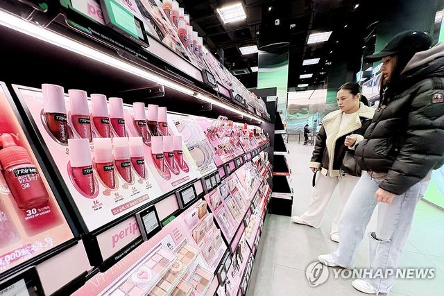 쇼핑하는 외국인 관광객