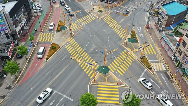 초등학교 어린이보호구역 주변 노란색 횡단보도