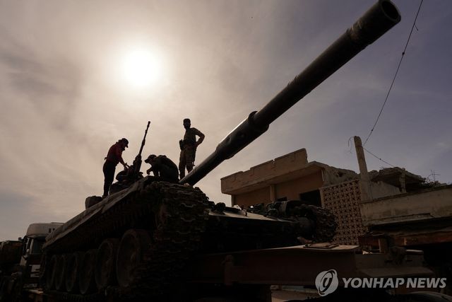 레바논 접경지에서 기동하는 시리아군 탱크