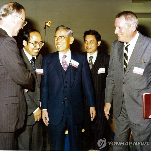 이병철 삼성 창업회장과 이건희 삼성 선대회장. [삼성그룹 제공]
