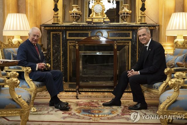 버킹엄궁에서 만난 찰스 3세 영국 국왕과 카니 캐나다 총리