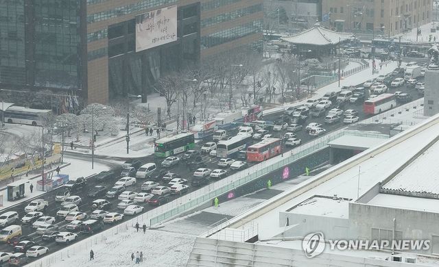 대설주의보, 주차장처럼 멈춰선 차량들