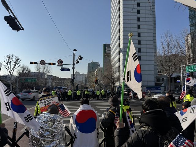 경찰과 횡단보도를 사이에 두고 마주한 탄핵 찬반 시민들