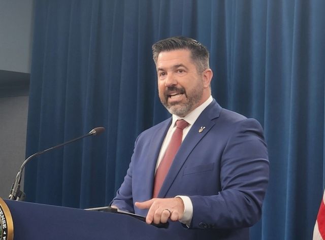 브리핑하는 파넬 국방부 대변인