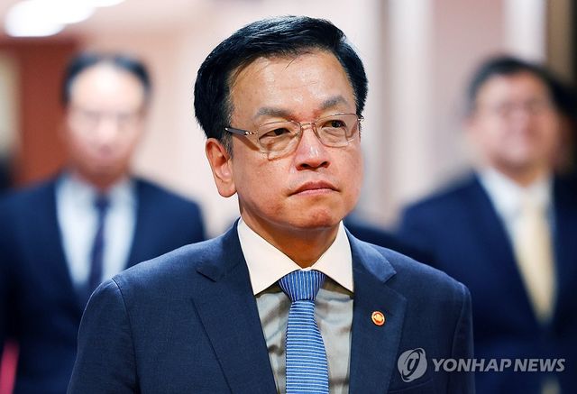 국무회의 입장하는 최상목 권한대행