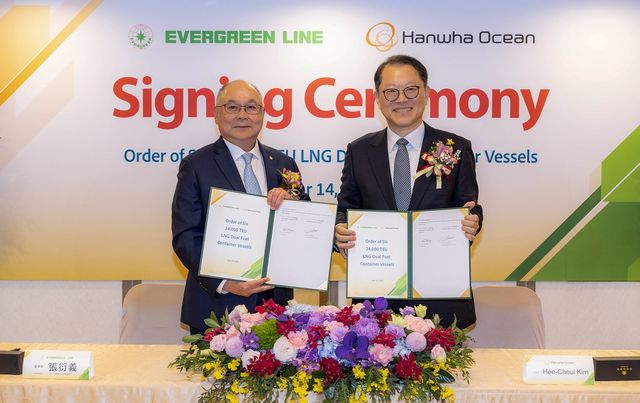 김희철 한화오션 대표이사(오른쪽)와 장옌이 에버그린 회장