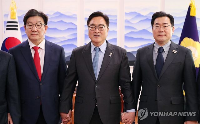 기념 촬영하는 우원식 국회의장-박찬대 원내대표-권성동 원내대표