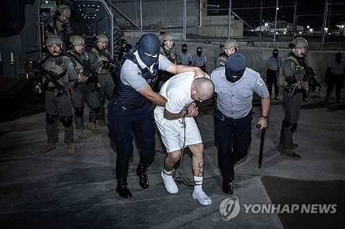 엘살바도르 감옥에 입소하는 베네수엘라 출신 입소자들