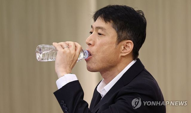 물 마시는 김석환 대표