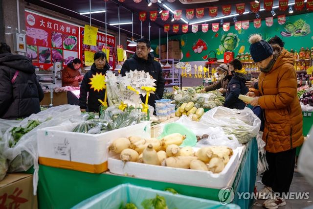중국 베이징의 한 식료품점에서 장을 보는 시민들