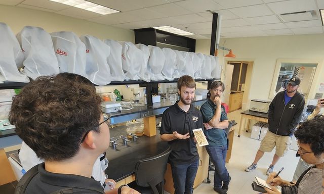 미국 연구자들과 흰개미 피해와 방제 대책을 논의하는 모습 