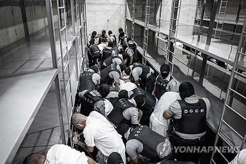 엘살바도르 감옥에 입소하는 베네수엘라 출신 입소자들