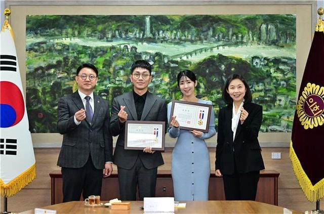 서울시의회, 한일수교 60주년 맞아 김경욱·사유리 의장 표창