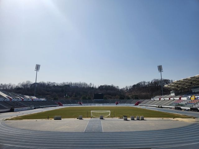 새로 교체된 이순신종합운동장 잔디 모습
