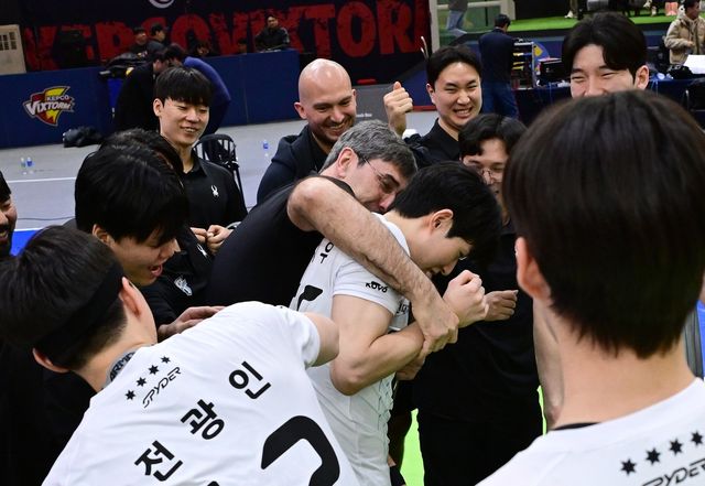 서브 5득점에 성공한 이시우를 껴안은 블랑 감독