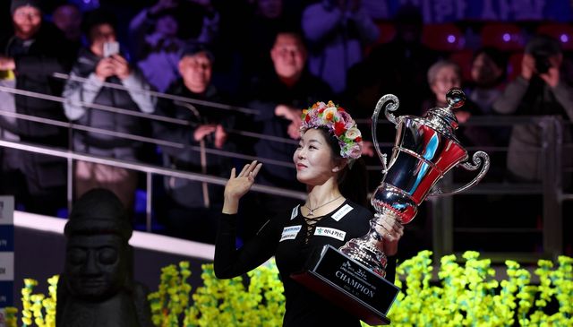 관객 환호에 답하는 김가영