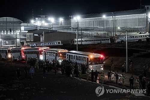 미국서 추방돼 엘살바도르에 도착한 이민자들