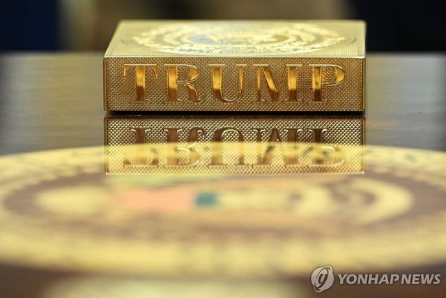 백악관 오벌 오피스 테이블의 '트럼프' 금장식
