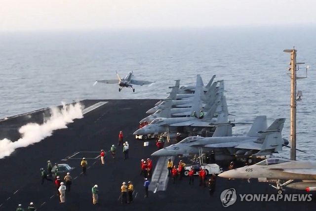 지난 15일(현지시간) 예멘 수도 사나 등 공습 직전 미국 해군 항공모함에서 군용기가 이륙하는 모습.