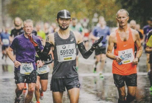 마라톤하는 김울프 사진작가