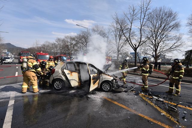 화재 진압하는 소방 대원