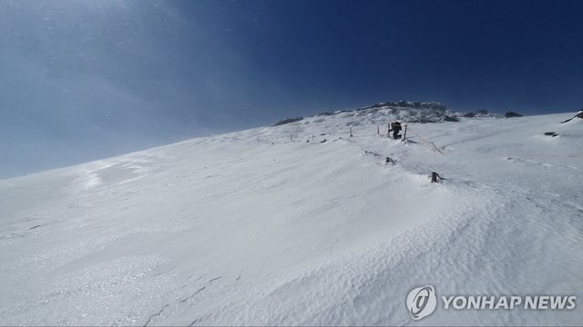 2m 안팎의 많은 눈이 쌓인 한라산 정상 부근 모습