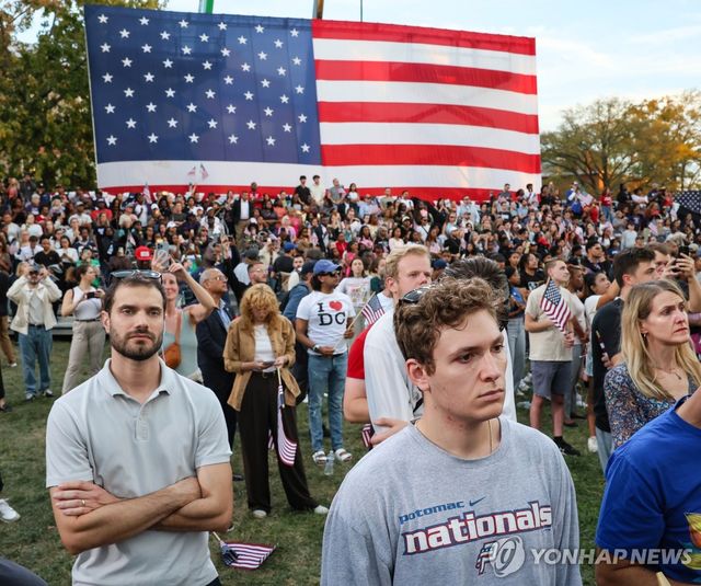 카멀라 해리스 민주당 대선 후보의 패배 연설을 듣는 지지자들