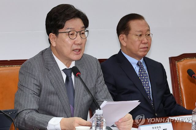 발언하는 권성동 원내대표